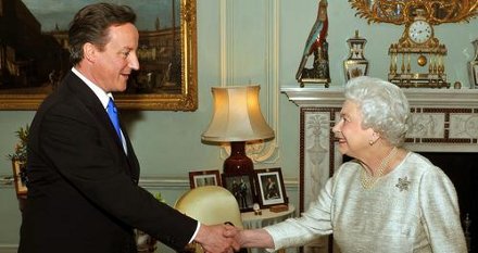 Queen ernennt David Cameron zum neuen Premierminister
