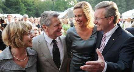 Sommerfest auf Schloss Bellevue: Gauck und Wulff mit Frauen