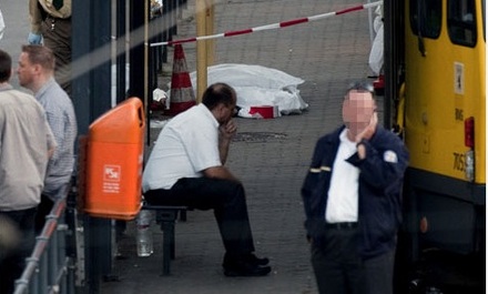 Die abgedeckte Leiche des 39-jährigen Opfers an der Bahnhaltestelle Treptow-Köpenick.