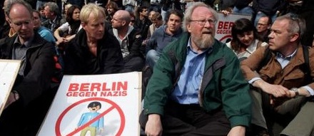 Vorbildlich: Thierses Sitzblockade gegen Rechts am 1. Mai in Berlin