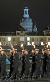 Vor der nächtlich beleuchteten Silhouette der Dresdner Altstadt feierte die Bundeswehr am Montagabend am Elbufer einen Großen Zapfenstreich zum Jubiläum '20 Jahre Armee der Einheit'.
