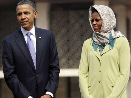 Barack Hussein und Michelle Obama beim Besuch einer der größten Moscheen Südostasiens, der Istiqlal-Moschee
