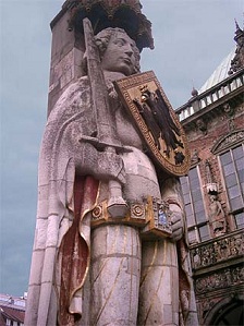 Die Rolandsfigur in Bremen symbolisiert die bürgerliche Freiheit und Eigenständigkeit der Stadt.