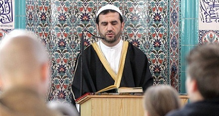 Ein Imam beim Gebet in einer deutschen Moschee