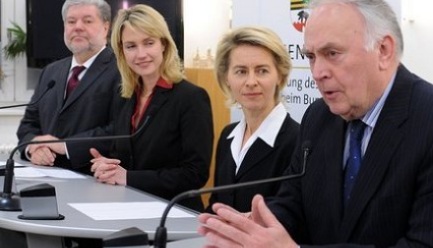 Kurt Beck, SPD-Verhandlungsführerin Manuela Schwesig, Ursula von der Leyen und Wolfgang Böhmer
