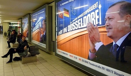 'Unser Ministerpräsident Erdogan'-Plakat in Düsseldorf