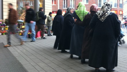 Musliminnen vor den Köln-Arcaden in Köln-Kalk