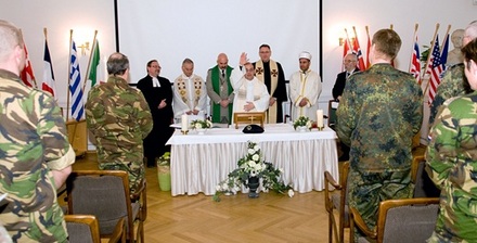Der niederländische Imam Suat Aydin bei der multireligiösen 'Feier' des I. Deutsch/Niederländischen Korps in Münster