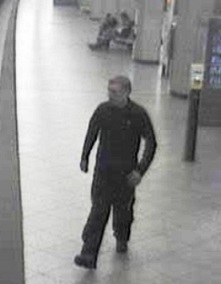 Einer der gesuchten Täter des Überfalls auf einen Obdachlosen im U-Bahnhof Hansaplatz.