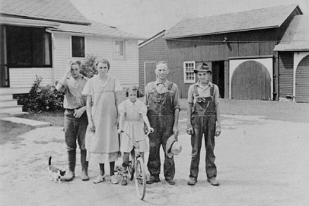 Schwäbische Einwandererfamilie in die USA vor ihrem Hof, 1930