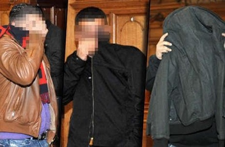 Drei der sechs Angeklagten türkischer Herkunft am Mittwoch vor dem Landgericht Bremen