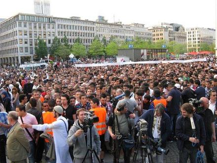 Rund 2000 Anhänger verfolgten das Salafisten-Spektakel