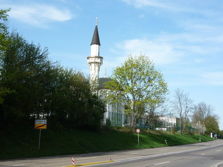Moschee mit Minarett am Ortsende von Pforzheim
