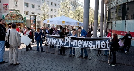 '4 Meter langes PI-Banner bei Demo gegen Deutschenfeindlichkeit in Ludwigshafen.