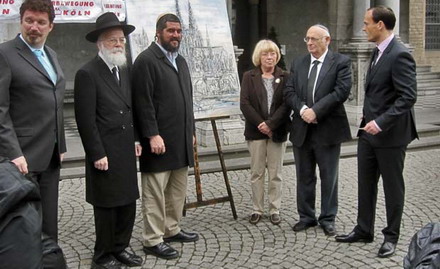 Jörg Uckermann begrüßt die israelischen Gäste vor dem Kölner Rathaus.