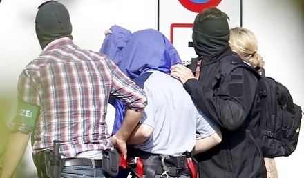 Mit einem Handtuch über dem Kopf führten Polizisten die mutmaßlichen Al-Qaida-Terroristen in ein Gebäude des Bundesgerichtshofes in Karlsruhe ab.