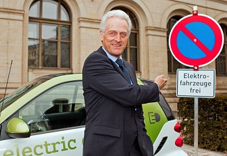 Bundesverkehrsminister Peter Ramsauer (CSU) hat neue Zusatzzeichen für Elektroautos-Sonderparkplätze vorgestellt. Sie sollen 'zur Akzeptanz dieser Zukunftstechnologie beitragen', so der Minister.