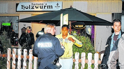 Lübeck: Migranten stürmen Kneipe