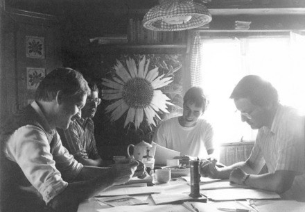 Eine der ersten Redaktionssitzungen der JF 1987 in einer Schwarzwaldhütte. In der Mitte im weißen T-Shirt: Der jugendliche Dieter Stein.