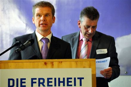 Christian Jung, l., und René Stadtkewitz beim Gründungsparteitag der FREIHEIT Bayern am 7. Juni in Unterhaching - damals noch einträchtig