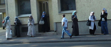 Muslimas vor der Moschee in Köln-Vingst