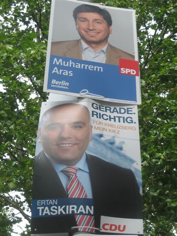 Plakate mit den Namen Muharrem Aras und Ertan Taskiran