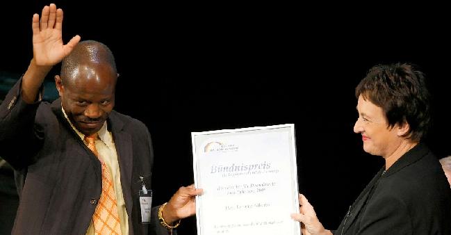 Ibraimo Alberto wurde 2008 für seinen 'Kampf gegen Fremdenhass' von der ehemaligen Bundesjustizministerin Brigitte Zypries mit dem Preis 'Botschafter für Demokratie und Toleranz' ausgezeichnet
