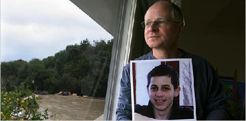 Ein optimistischer Naom Shalit mit dem Foto seines Sohnes