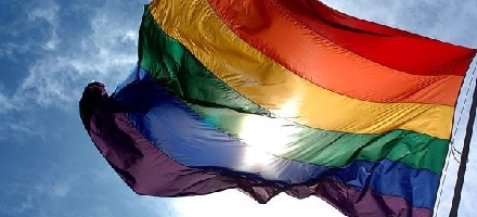 Die Regenbogenfahne dient in vielen Kulturen weltweit als Zeichen der Toleranz, Vielfältigkeit, der Hoffnung und Sehnsucht