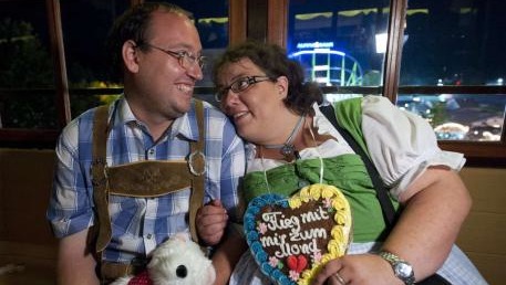 SAT.1-Kuppelshow 'Schwer verliebt' - Michael und Marion beim zünftigen Kuscheln in Dirndl und Lederhos'n.