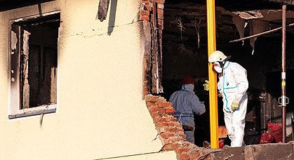 Beamte der Spurensicherung in dem zerstörten Zwickauer Haus