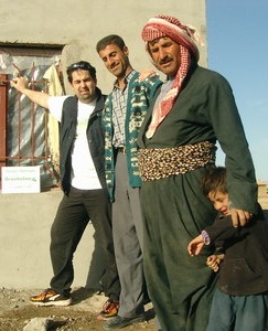 Mazyek (hinten links) in einem Land, in dem die islamische Wertordnung gilt. Hier wird kein Mann von badeanzugtragenden Schulmädchen in Versuchung geführt.