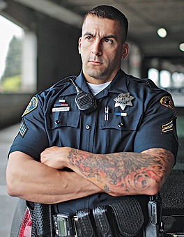 Tätowierter Polizist in Dallas