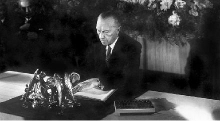 Dr. Konrad Adenauer, damaliger Präsident des Parlamentarischen Rates, bei der Unterzeichnung des Grundgesetzes am 23. Mai 1949