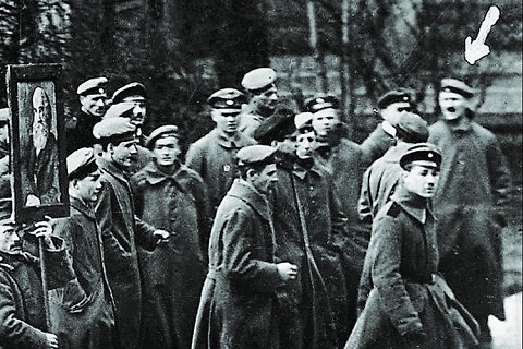 Adolf Hitler 1919 beim Trauerzug für den sozialistischen Ministerpräsidenten Bayerns, Kurt Eisner