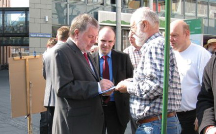 Ministerpräsident Kurt Beck bei der Unterschrift für Pastor Yucef, rechts daneben Wilfried Puhl-Schmidt von der Bürgerbewegung Pax Europa.