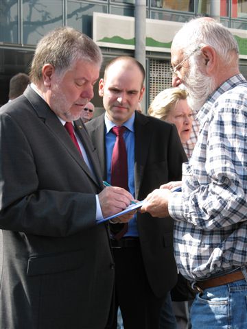 Ministerpräsident Kurt Beck bei der Unterschrift für Pastor Yucef, rechts daneben Wilfried Puhl-Schmidt von der Bürgerbewegung Pax Europa.