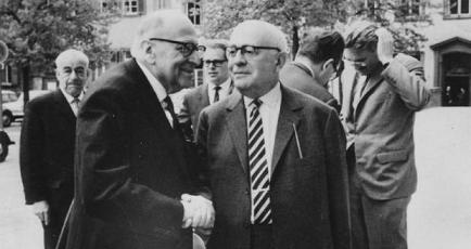 Die Frankfurter Schule: Horkheimer (v.l.), Adorno (v.r.) und Habermas (h.r. mit Hand im Haar) auf dem Max Weber-Soziologentag im April 1964.