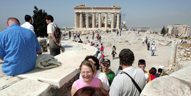 Touristen vor der Akropolis in Athen