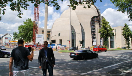 Erick Stakelbeck vor der DITIB-Moschee in Köln