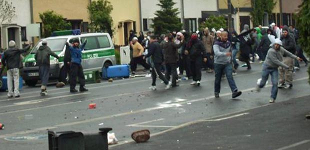 Beim letzten Besuch von PRO-NRW in Bonn randalierten Mohammedaner und verletzten mehrere Polizisten.
