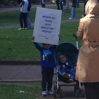 Ein Kleinkind hält ein Plakat hoch bei dem gewalttätigen Protest in Sydney.