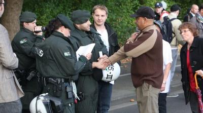 Die Bonner Polizei kontrolliert den Buchautor und Redner auf der PRO NRW-Kundgebung, Zahid Khan.