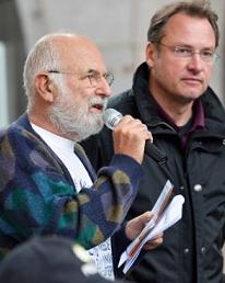 Wilfried Puhl-Schmidt (l.) und Michael Stürzenberger in Nürnberg.
