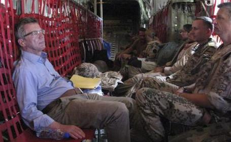 Verteidigungsminister Thomas de Maizière mit Bundeswehrsoldaten auf einem Flug nach Kabul