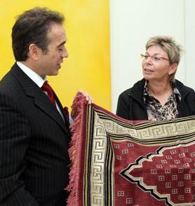 Der türkische Generalkonsul Firat Sunel bei der Übergabe der Gebetsteppiche an Landtagspräsidentin Carina Gödecke