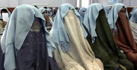 Afghanische Frauen in ihren Burkas.