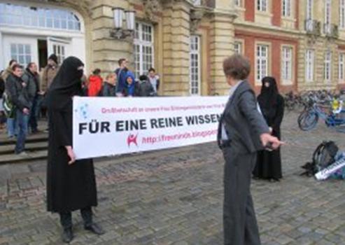 Exemplarisch. Uni-Chefin Prof. Ursula Nelles verweist kritische Proteste des Uni-Geländes.