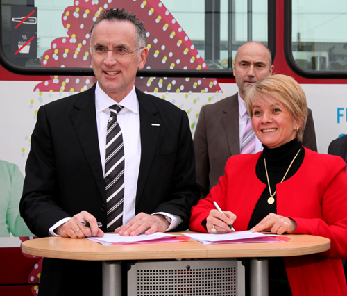 Rheinbahn-Vorstand Klaus Klar bei der Unterzeichnung der Partnervereinbarung mit der umstrittetenen Staatssekretärin Zülfiye Kaykin.