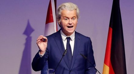 "Freunde, wir müssen zusammenstehen, Schulter an Schulter mit Israel und mit den anderen westlichen Ländern", sagte Geert Wilders bei seiner Rede im Bonner Maritim-Hotel.
